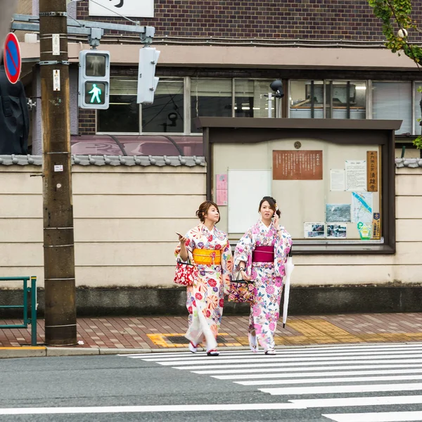Zwei japanische Fußgänger im Kimono — Stockfoto