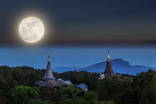 İki Yataklı Royal Stupas akşam yemeği aya — Stok fotoğraf