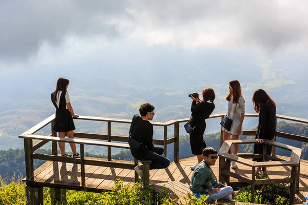 Fotograferen op het panoramische uitkijkpunt Kew Mae pan — Stockfoto