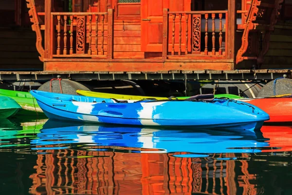 Kayaks colorés pour les touristes — Photo