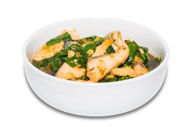 Fesleğen ile baharatlı kızarmış somon bırakır