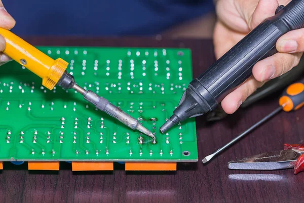 Desoldering da circuito stampato — Foto Stock