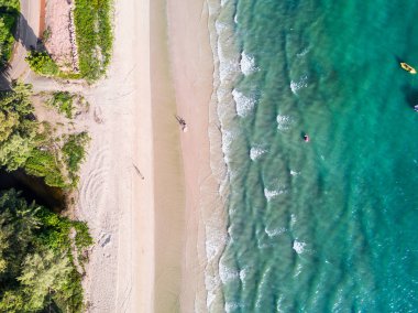 Sandy beach ve yeşilimsi deniz