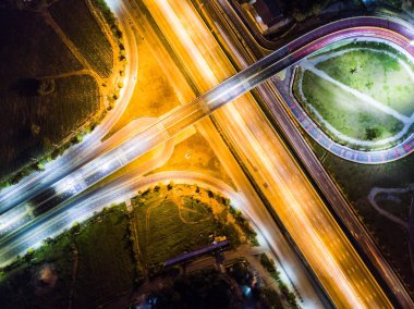Gece sahne üzerinden geçmek