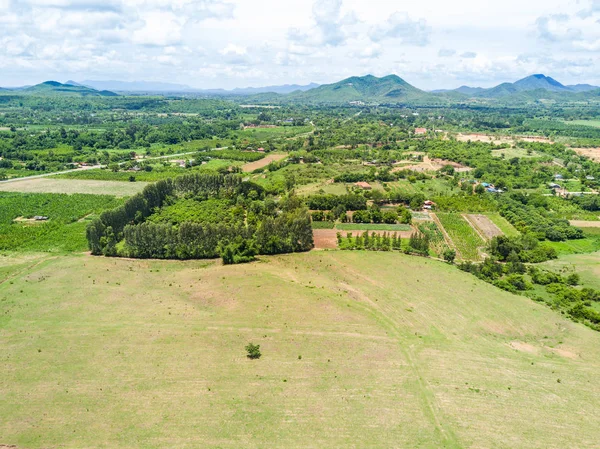 Vista aérea de la ladera cubierta de hierba — Foto de Stock