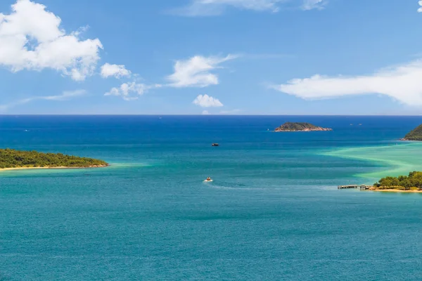 Tropische Insel und klares türkisfarbenes Meer — Stockfoto