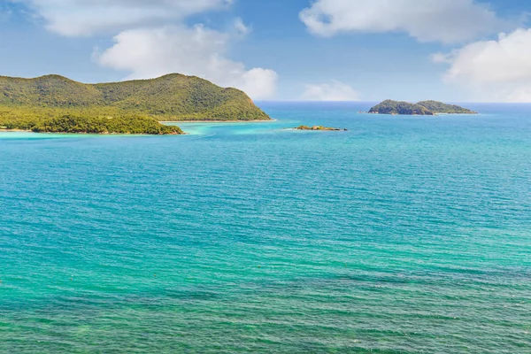 Tropische Insel und klares türkisfarbenes Meer — Stockfoto