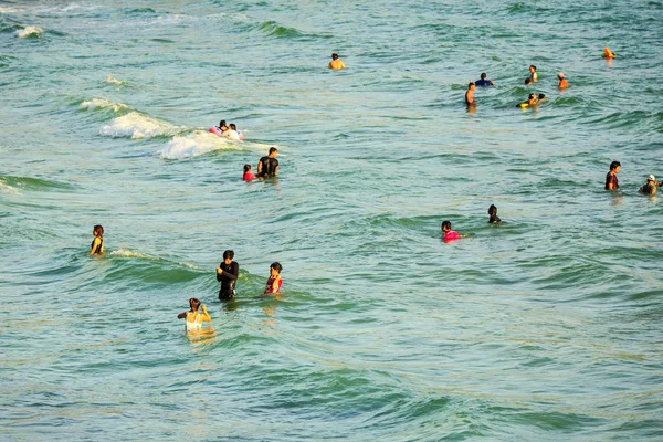 Les gens jouent dans l'eau à Ko Sichang — Photo