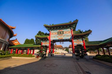 Çin stili kapısı Yuanxuan Taoist Tapınağı'nda