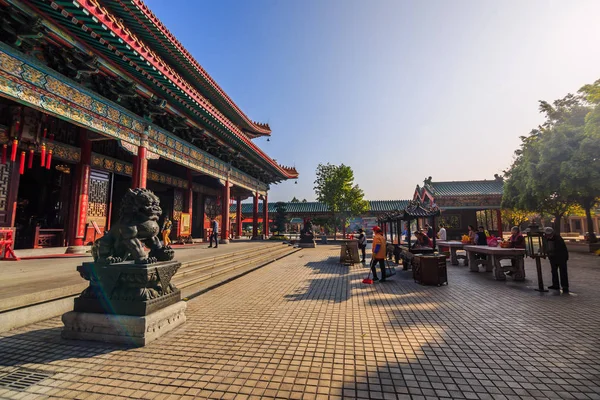 Make merit at Yuanxuon Taoist temple — Stock Photo, Image