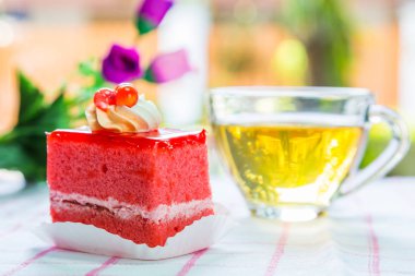 Çilekli pasta ve çay