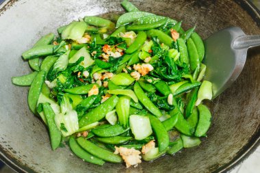 Karides ile kızarmış sebze