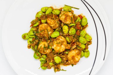 Beyaz plaka üzerinde Tayland gıda