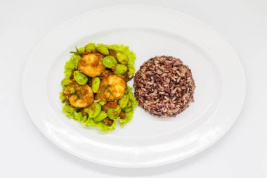 Beyaz plaka üzerinde Tayland gıda