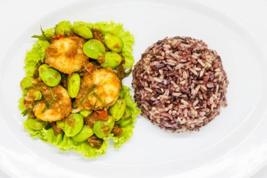 Beyaz plaka üzerinde Tayland gıda