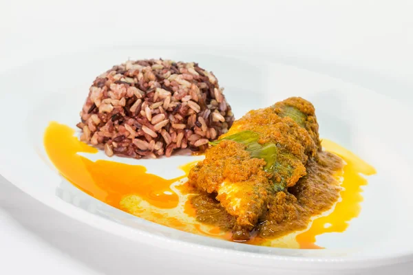 Comida tailandesa en plato blanco — Foto de Stock