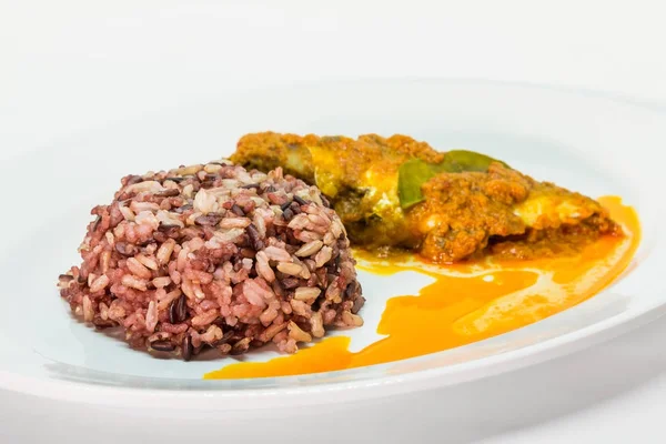 Comida tailandesa en plato blanco — Foto de Stock