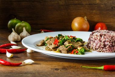 Beyaz plaka üzerinde Tayland gıda