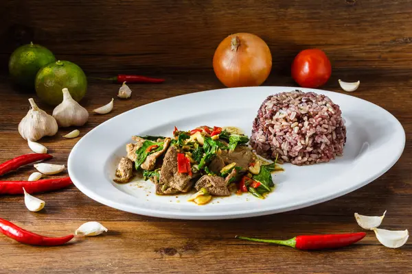 Comida tailandesa en plato blanco — Foto de Stock