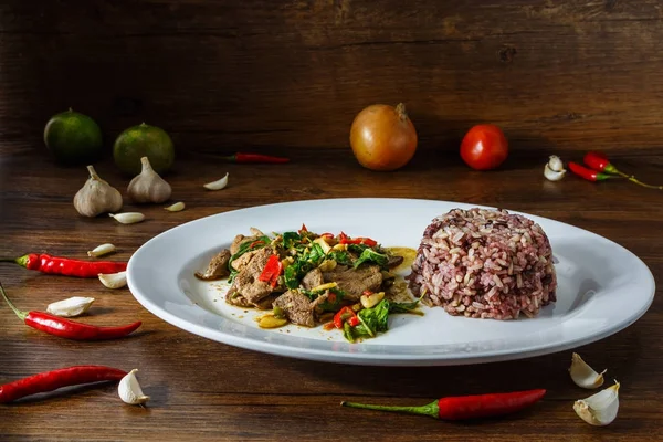 Тайская еда на белой тарелке — стоковое фото