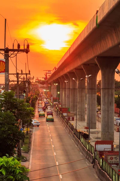 Skytrain demiryolu gün batımında — Stok fotoğraf