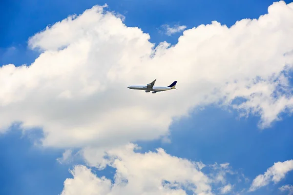 Vliegtuig in de lucht — Stockfoto