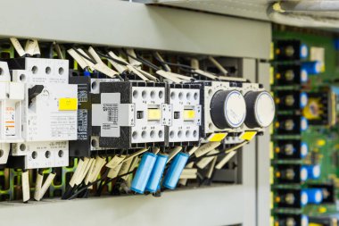 Kontrol kabin içinde elektrik kontrol cihazları