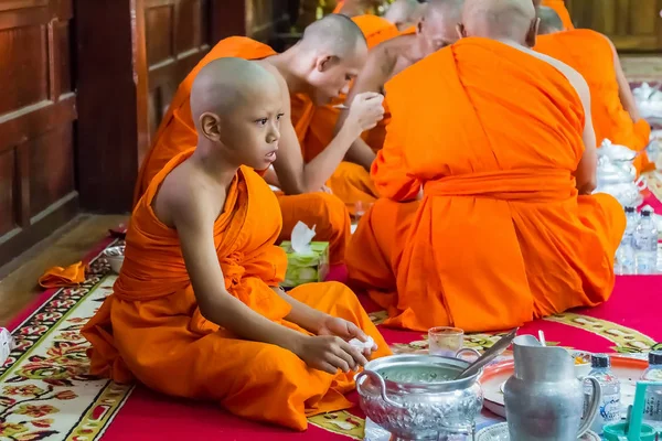 Noviço e monges em mérito fazendo — Fotografia de Stock