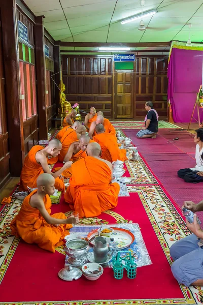 Noviço e monges em mérito fazendo — Fotografia de Stock