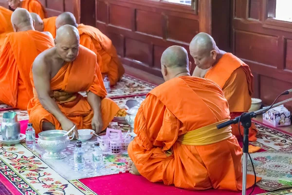 Monjes en mérito haciendo —  Fotos de Stock