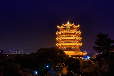 Sarı vinç kule alacakaranlıkta, Wuhan, Hubei, Çin için Sheshan (yılan Hill) yer alan geleneksel Çince çok katlı kule