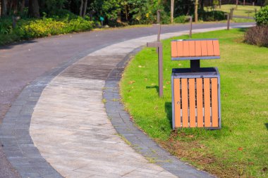 Genel çöp çöp atık toplama üzerinde bulunan yürüyüş yolu