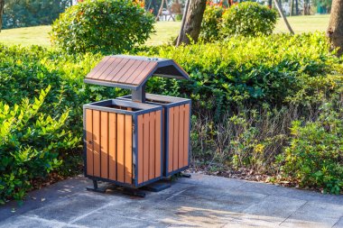 Genel çöp çöp atık toplama üzerinde bulunan yürüyüş yolu