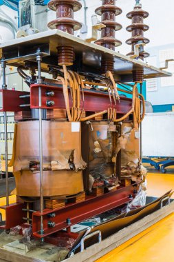 Çekirdek ve bobinler üzerinde üç faz dalmış petrol trafo gösteren zarar zarar