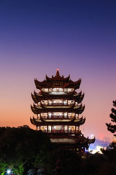 Sarı vinç kule alacakaranlıkta, Wuhan, Hubei, Çin için Sheshan (yılan Hill) yer alan geleneksel Çince çok katlı kule