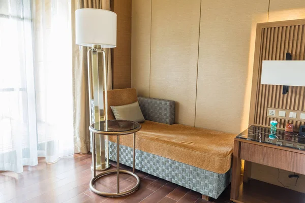 2017年10月26日 在武汉光谷希尔顿酒店放松角落的现代沙发 — 图库照片