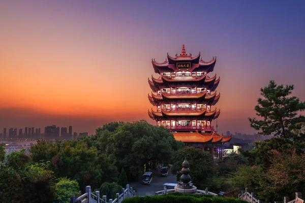 黄河鹤塔在暮色中 中国传统的多层塔楼位于佘山 的武汉 在塔上的中文字母是 木集天楚 的意思是 惊人的天堂 — 图库照片