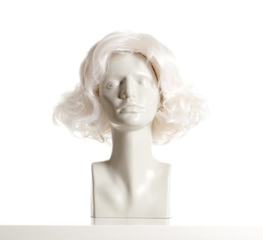 Beyaz peruk ile manken kadın baş