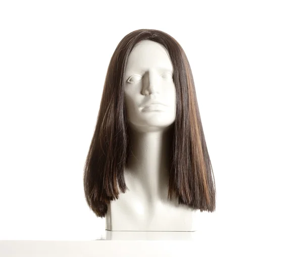 Женская голова манекена с париком на белом — стоковое фото
