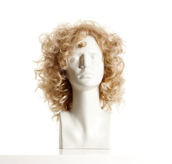 Skyltdocka kvinnliga huvud med peruk på vit — Stockfoto