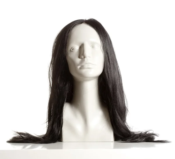 De vrouwelijke hoofd etalagepop met pruik op wit — Stockfoto
