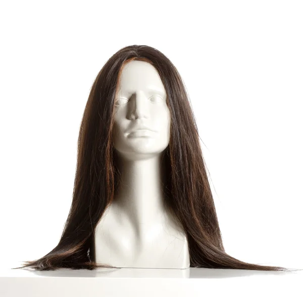 Γυναικείο κεφάλι μανεκέν με περούκα σε λευκό — Φωτογραφία Αρχείου