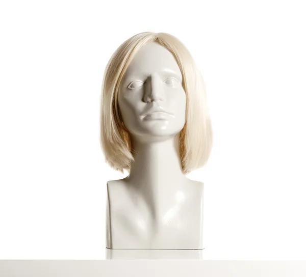 Женская голова манекена с париком на белом — стоковое фото
