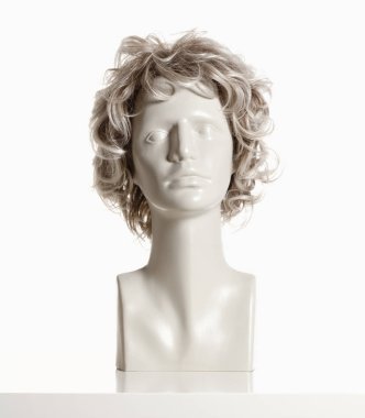 Beyaz peruk ile manken kadın baş