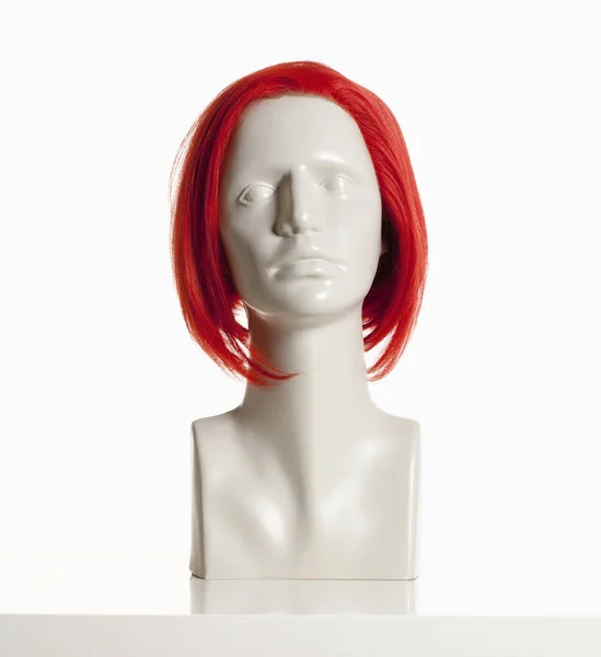 Γυναικείο κεφάλι μανεκέν με περούκα σε λευκό — Φωτογραφία Αρχείου