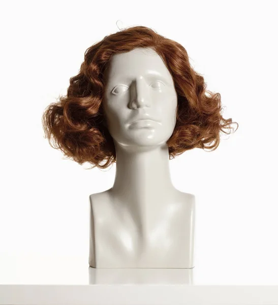 Kobiece głowy manekina z Wig na białym — Zdjęcie stockowe