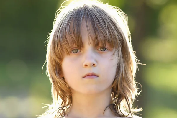 Porträt eines Jungen mit langen blonden Haaren — Stockfoto