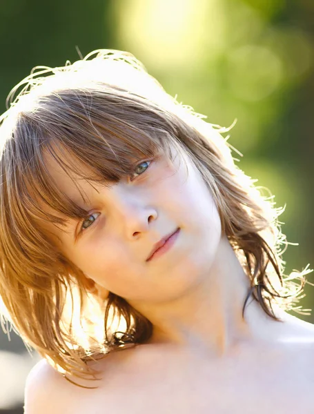 Portret van een jongen met lang Blond haar — Stockfoto