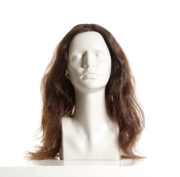 Schaufensterpuppe weiblichen Kopf mit Perücke auf weiß — Stockfoto