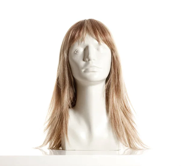 Maniquí cabeza femenina con peluca en blanco — Foto de Stock